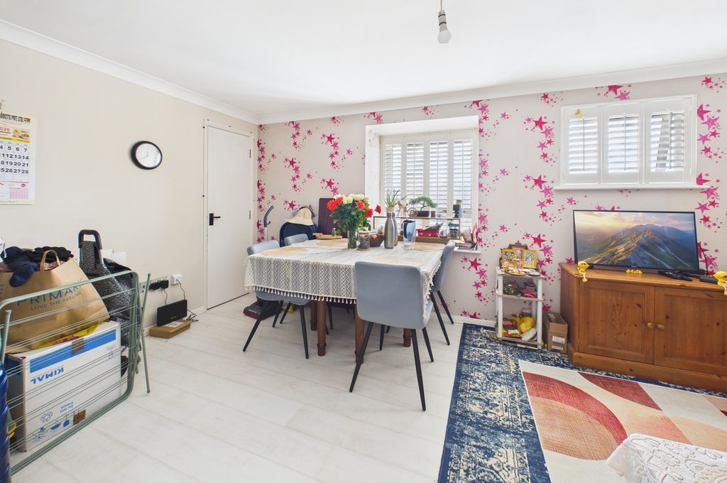 Property photo 3 of 11 Cam02545G0-Pr0565-Still011