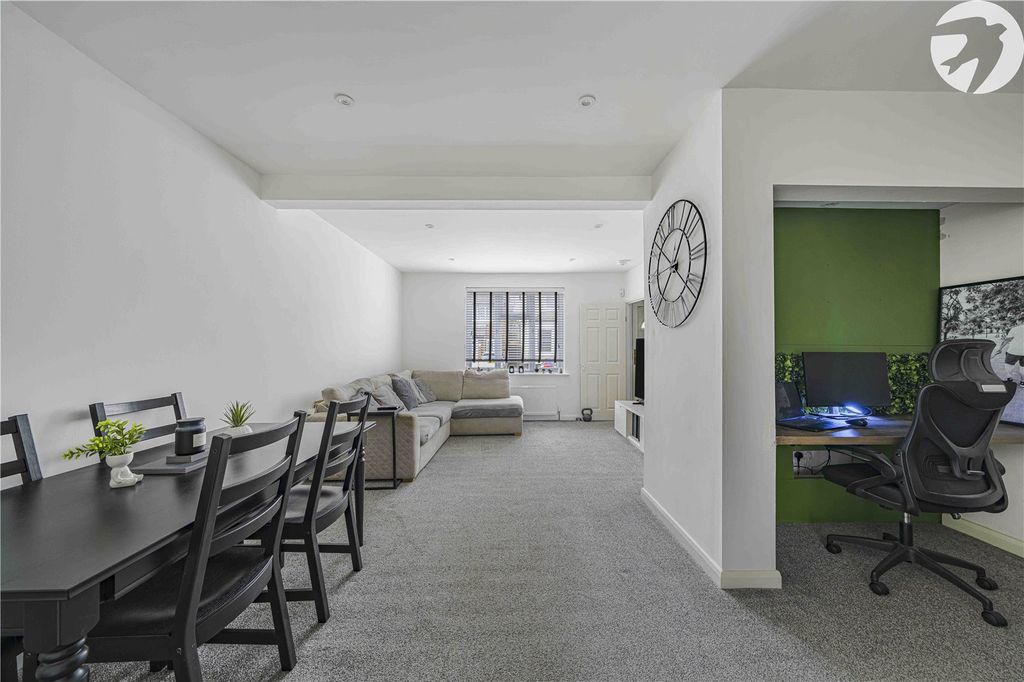 Property photo 2 of 19 Lounge/Dining