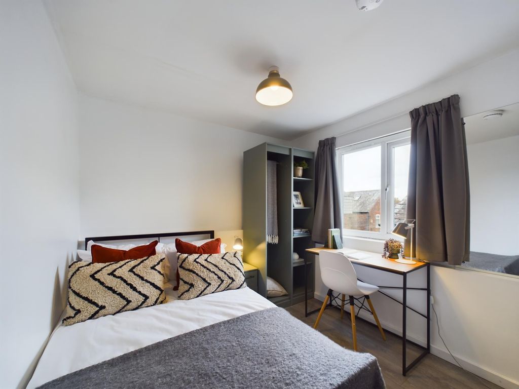 Property photo 2 of 11 Bright, Neatly Presented Bedroom With A Comfortabl...