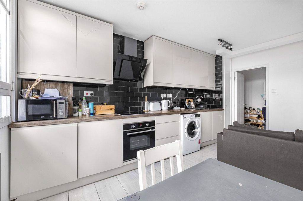 Property photo 2 of 11 Reception/Kitchen