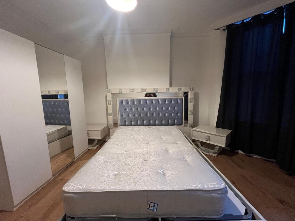 Property photo 2 of 18 Bedroom