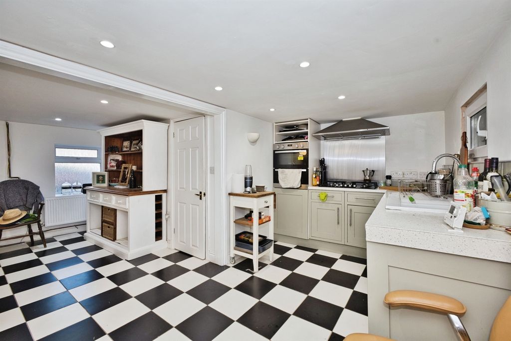 Property photo 2 of 25