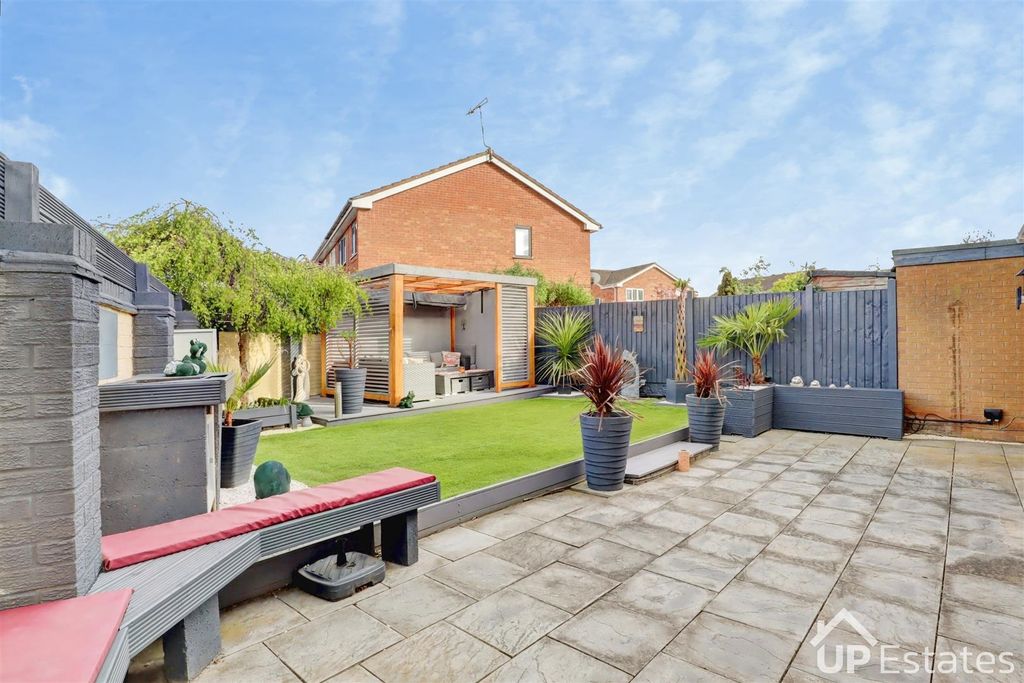 Property photo 2 of 16 Garden