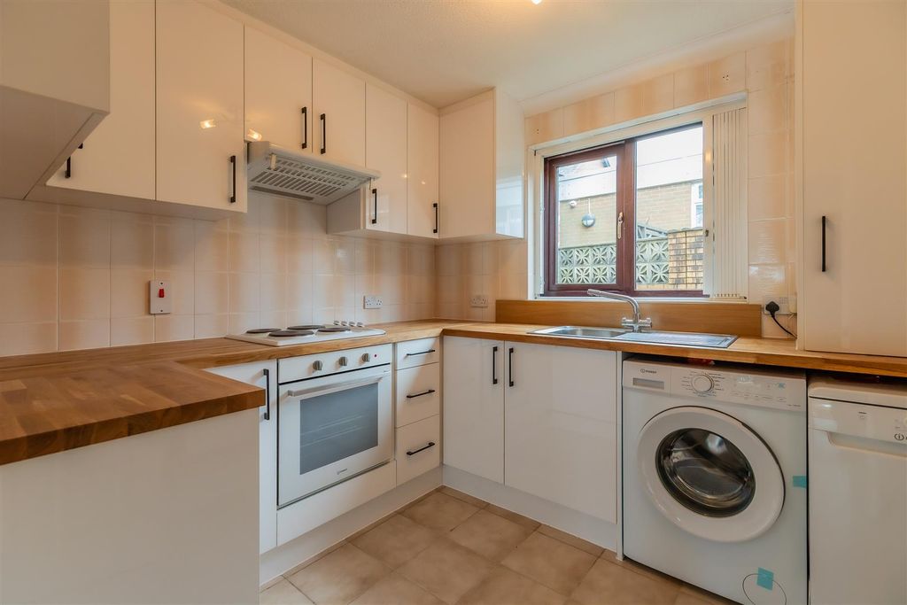 Property photo 3 of 15 1 Park End Court (14 Of 15).Jpg