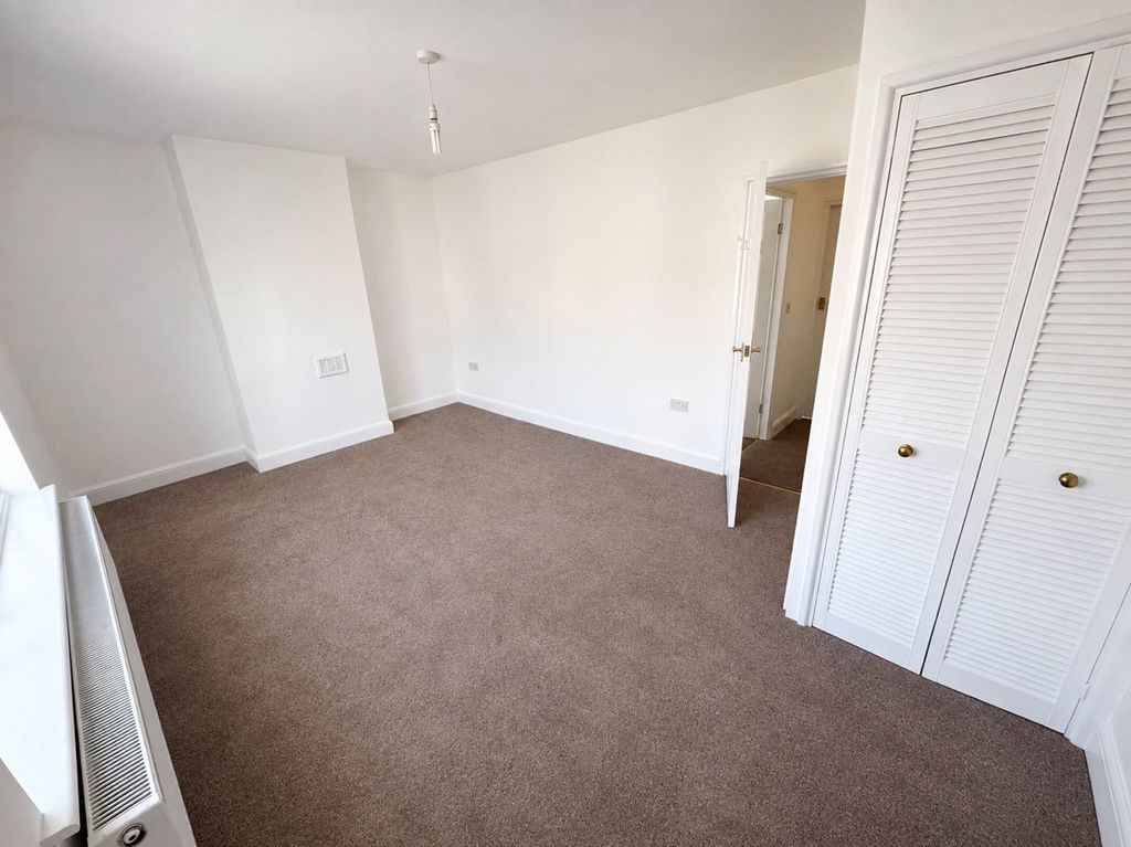Property photo 3 of 10 Master Bedroom