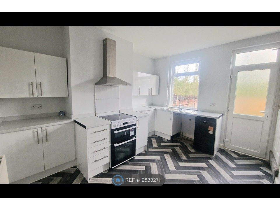 Property photo 3 of 8 Kitchen