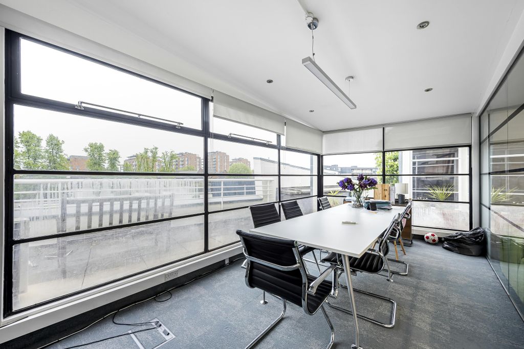 Property photo 1 of 8 842655 5.Jpg