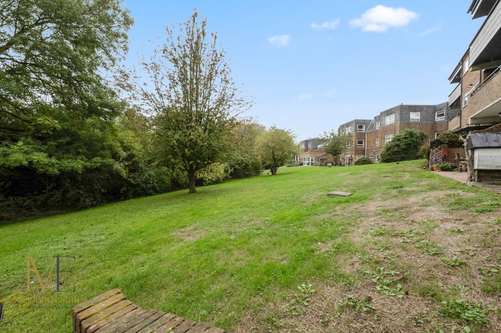 Property photo 3 of 27 Gardens
