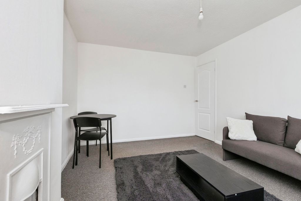 Property photo 3 of 17 Lounge