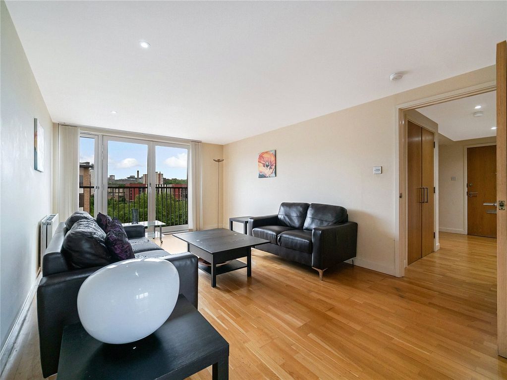 Property photo 3 of 16 Lounge