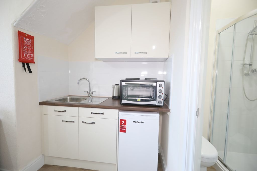 Property photo 3 of 9 Room 6 - Kitchenette