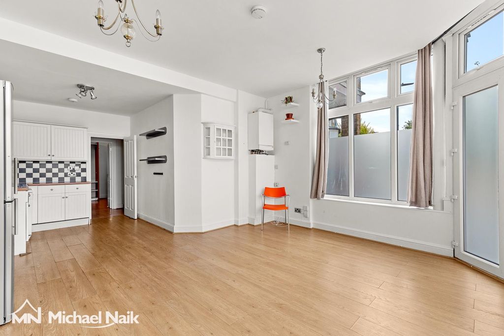 Property photo 2 of 20 Nevill Road, N16