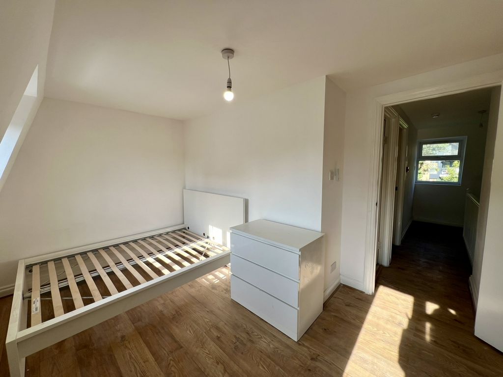 Property photo 1 of 14 3 Bedroom Flat To Rent In Battersea, Clapham Junction, London