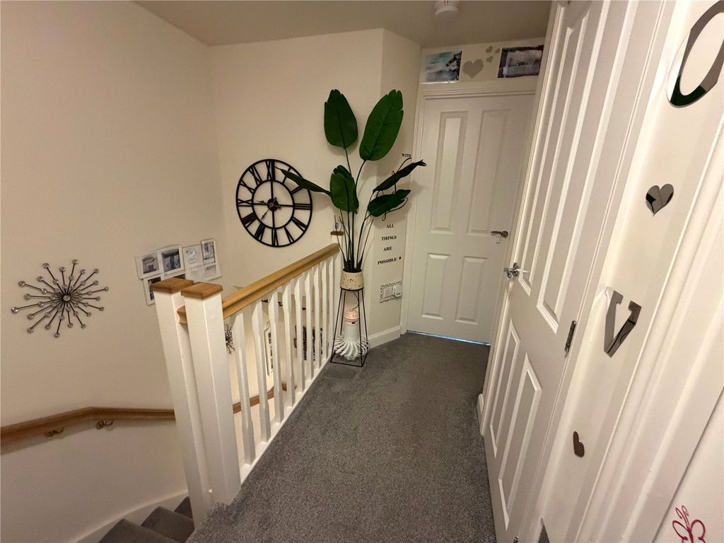 Property photo 3 of 18 Landing