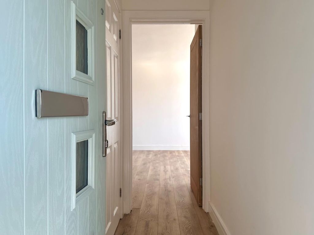 Property photo 2 of 16 Entrance Hall