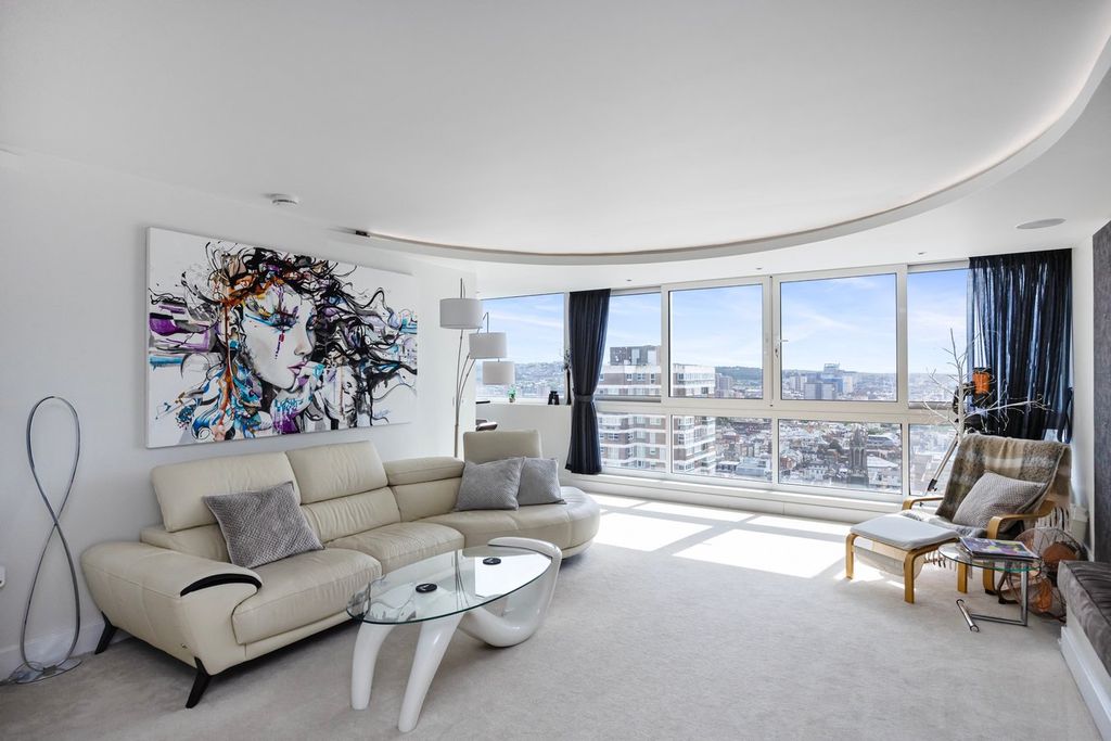 Property photo 3 of 18