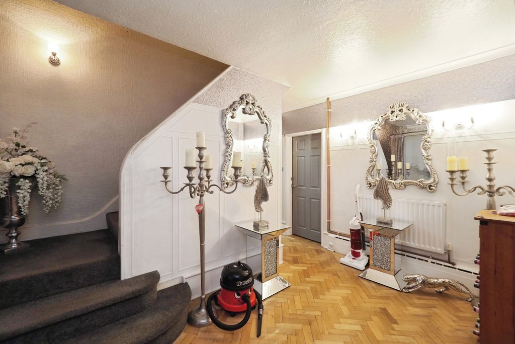 Property photo 3 of 19 Entrance Hallway