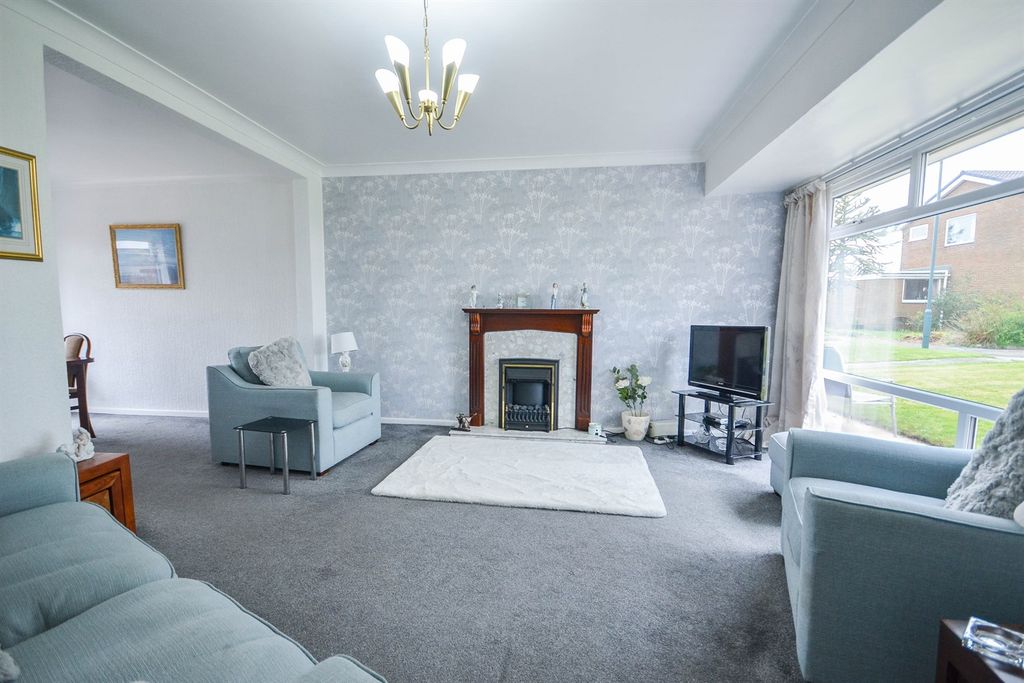 Property photo 2 of 14 Lounge