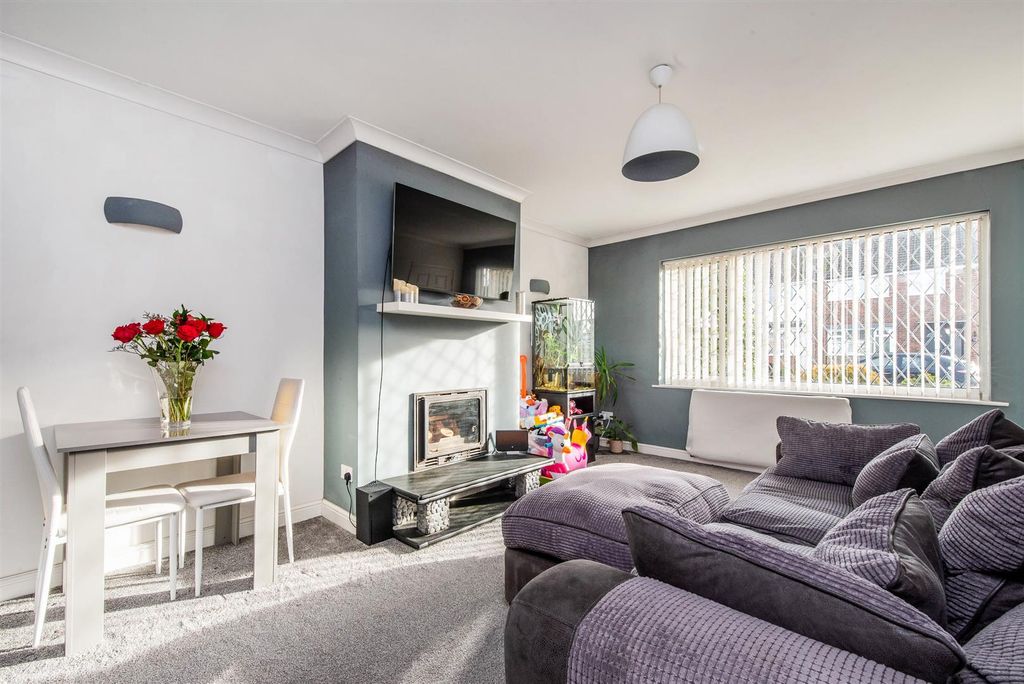 Property photo 2 of 19 Lounge