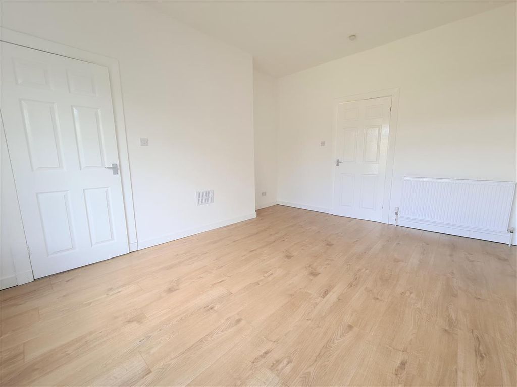 Property photo 3 of 17 Lounge