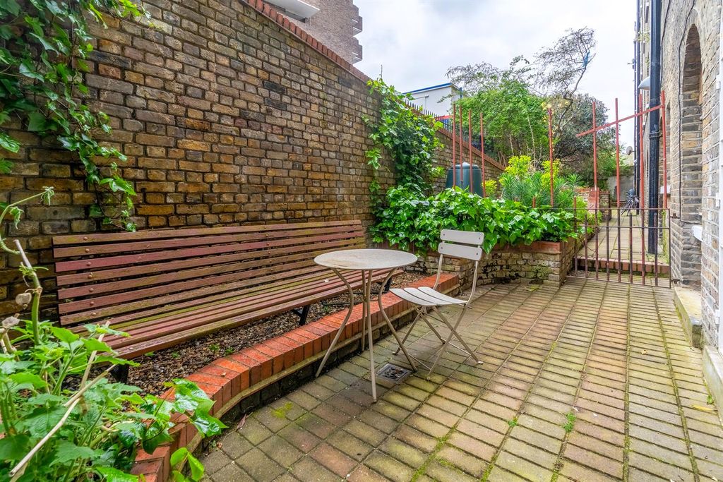 Property photo 1 of 12 25 To Let 2 Bedroom Flat Garden N1 Ec1 Www.Steele.