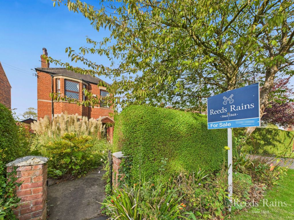 Property photo 1 of 34 Front Garden