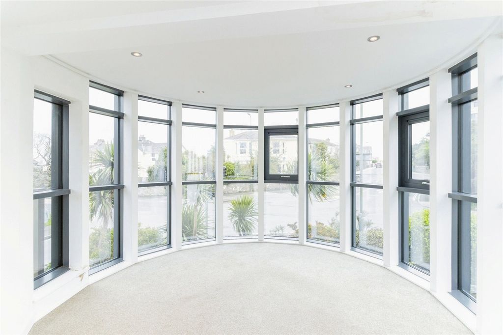 Property photo 1 of 11 Living Rom