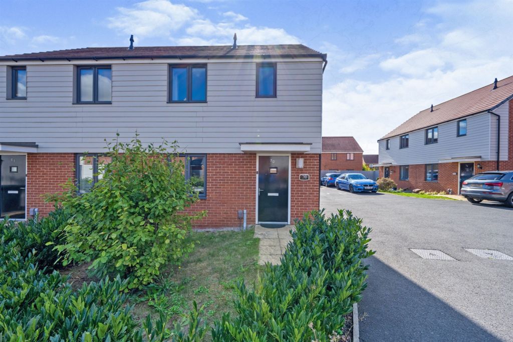 2 bed semi-detached house for sale Wootton