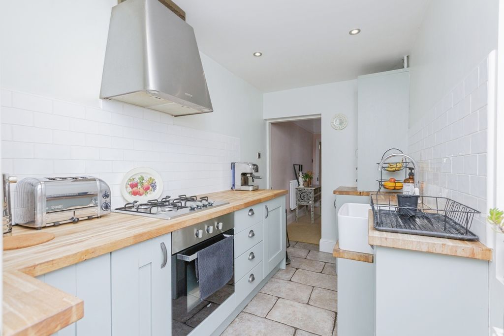 Property photo 3 of 17 Kitchen