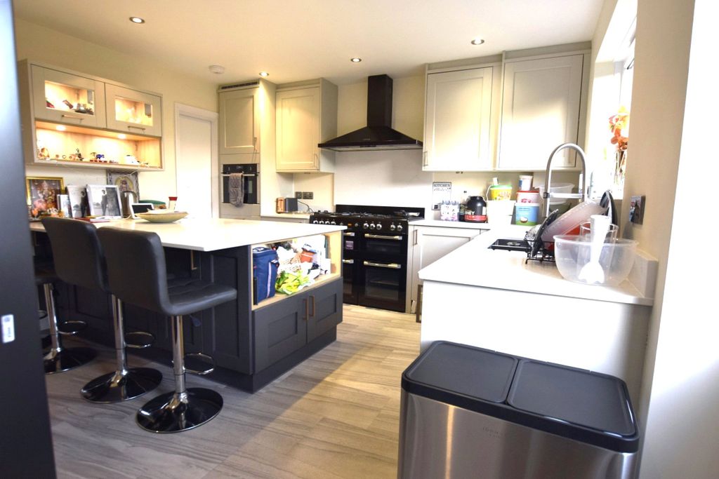 Property photo 3 of 13 Kitchen