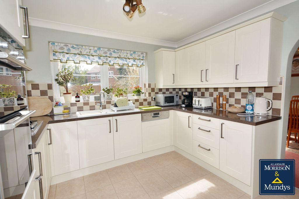 Property photo 3 of 17 Kitchen.