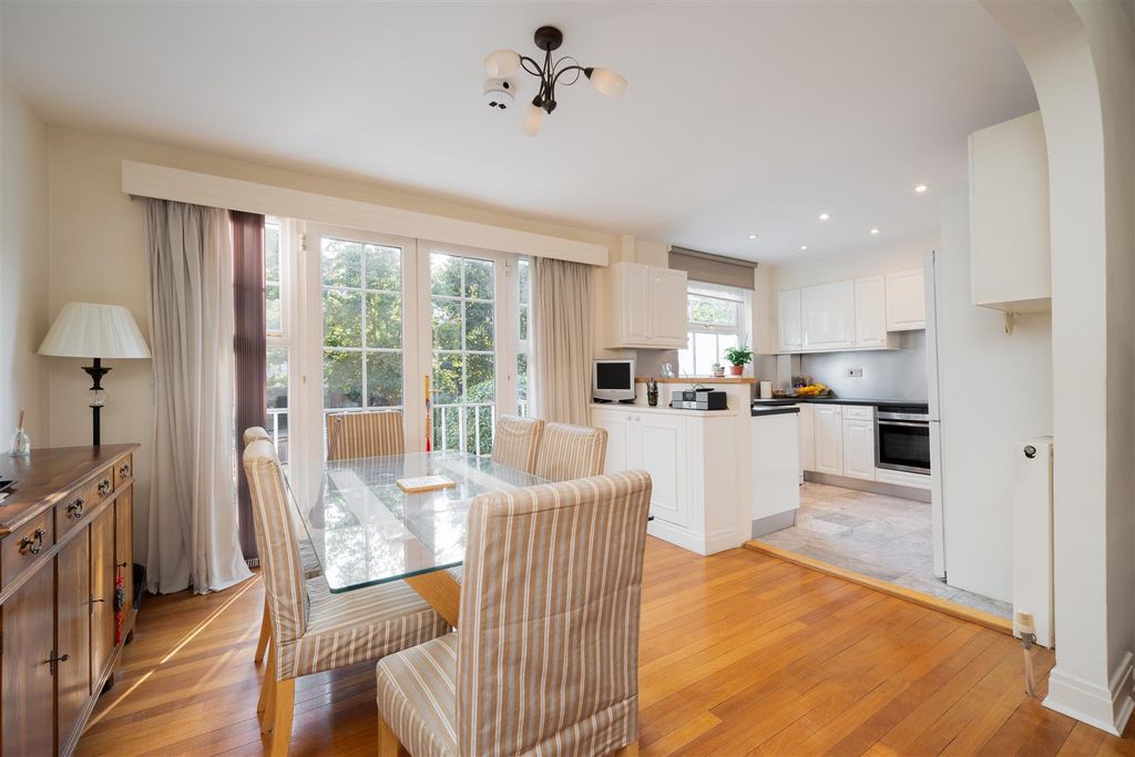 Property photo 3 of 11 Leeward Gardens  (06 Of 12).Jpg