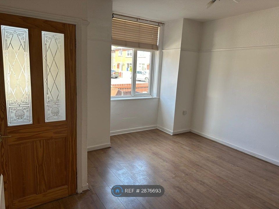 Property photo 3 of 21 Living Room