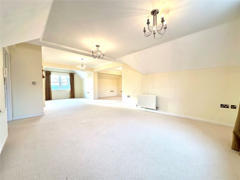 Property photo 3 of 17 Picture No. 02