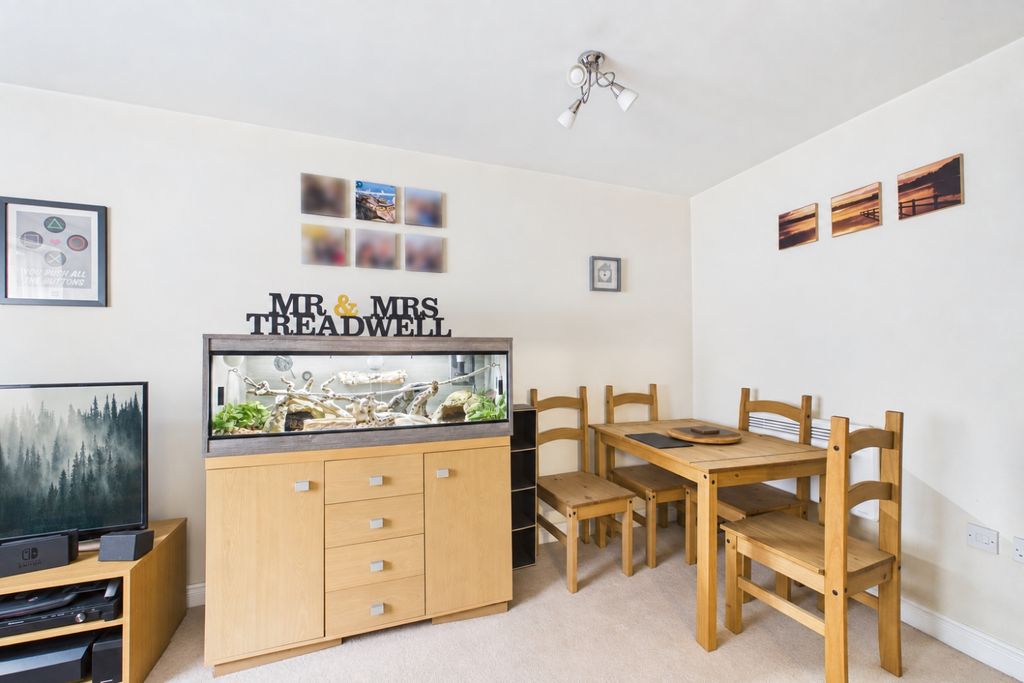 Property photo 3 of 10 Dining Area