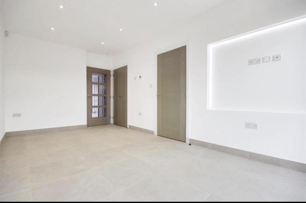 Property photo 2 of 22 Living Room