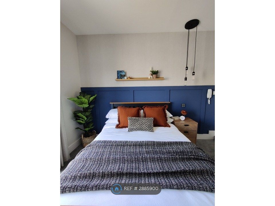 Property photo 3 of 22 Room 4 - £765Pcm - Large Garden Room With Ensuite