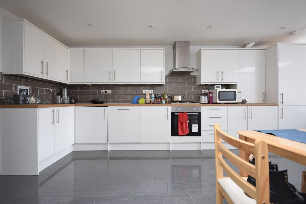 Property photo 3 of 16 Photo 6