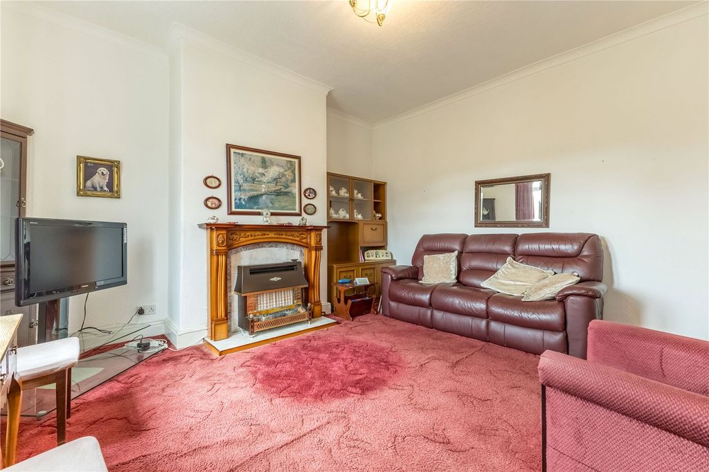 Property photo 2 of 13 Lounge