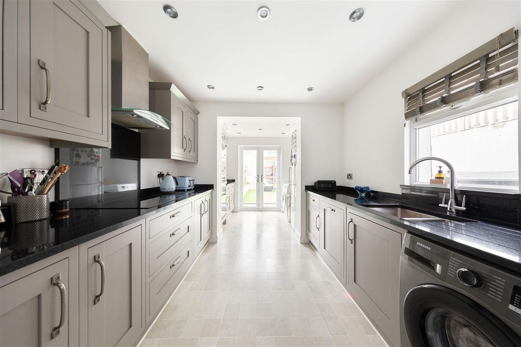 Property photo 2 of 19 Meath Road, E15