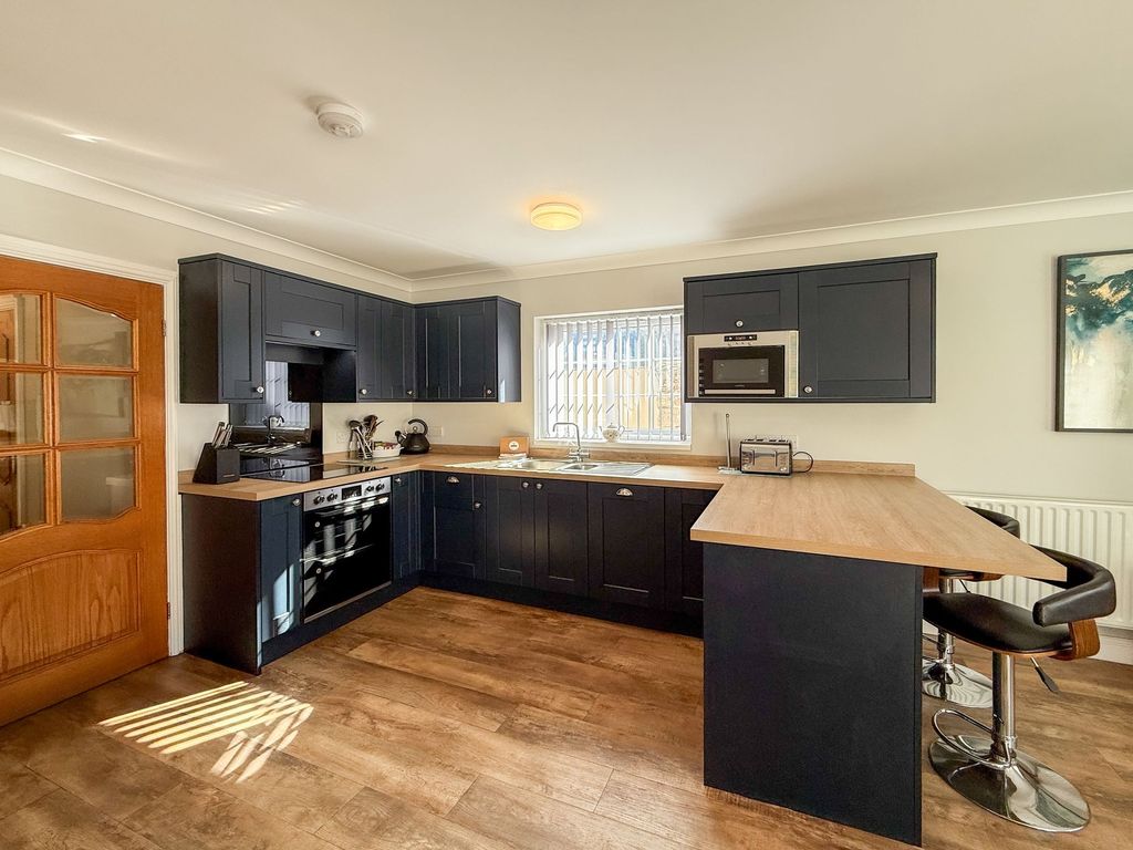 Property photo 2 of 12 Kitchenh