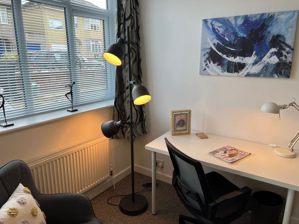 Property photo 3 of 11 Bright, Tidy Study Corner With A Large Window, Com...