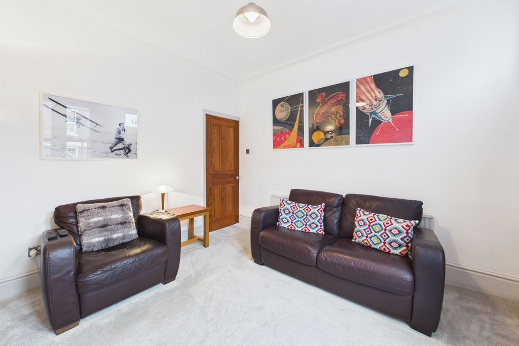 Property photo 3 of 15 Lounge