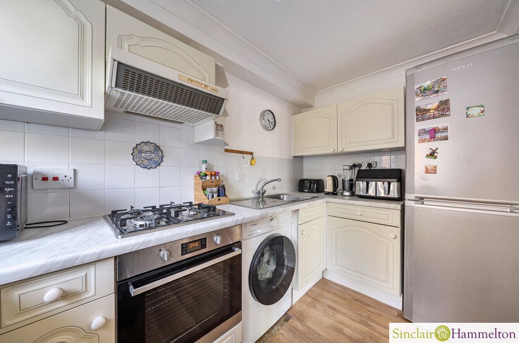 Property photo 3 of 9 Kitchen
