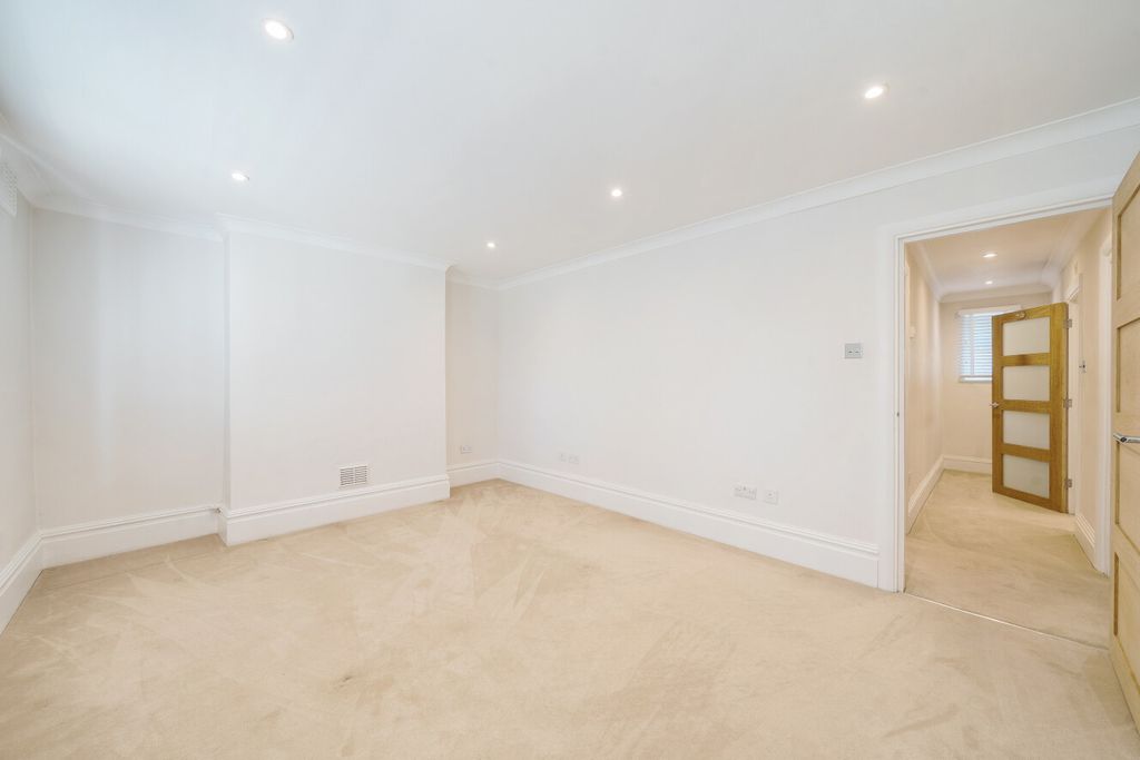 Property photo 3 of 10 1482736-13-6A4293...