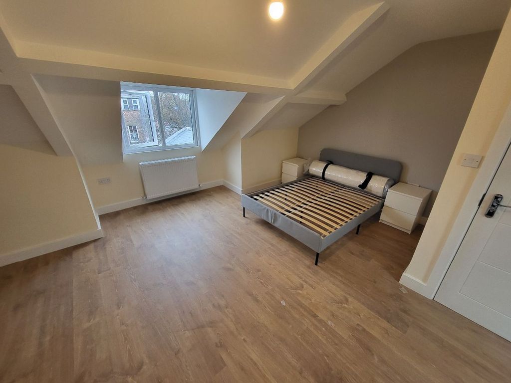 Property photo 3 of 11 A Bright And Spacious Double Bedroom Featuring Lar...