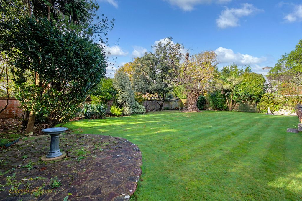 Property photo 2 of 21 Garden