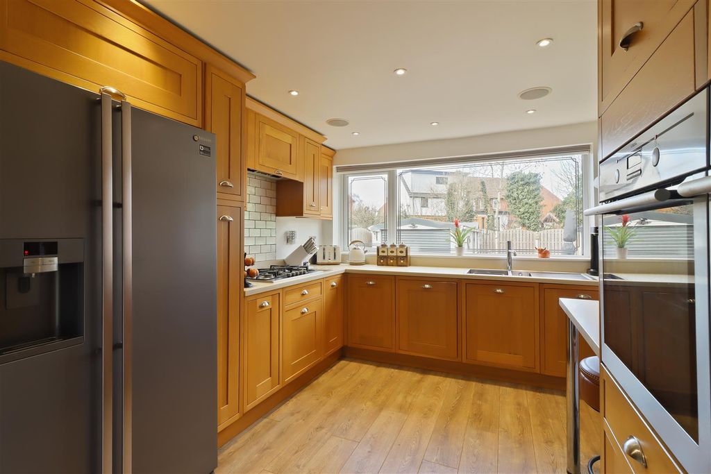 Property photo 3 of 27 Kitchen