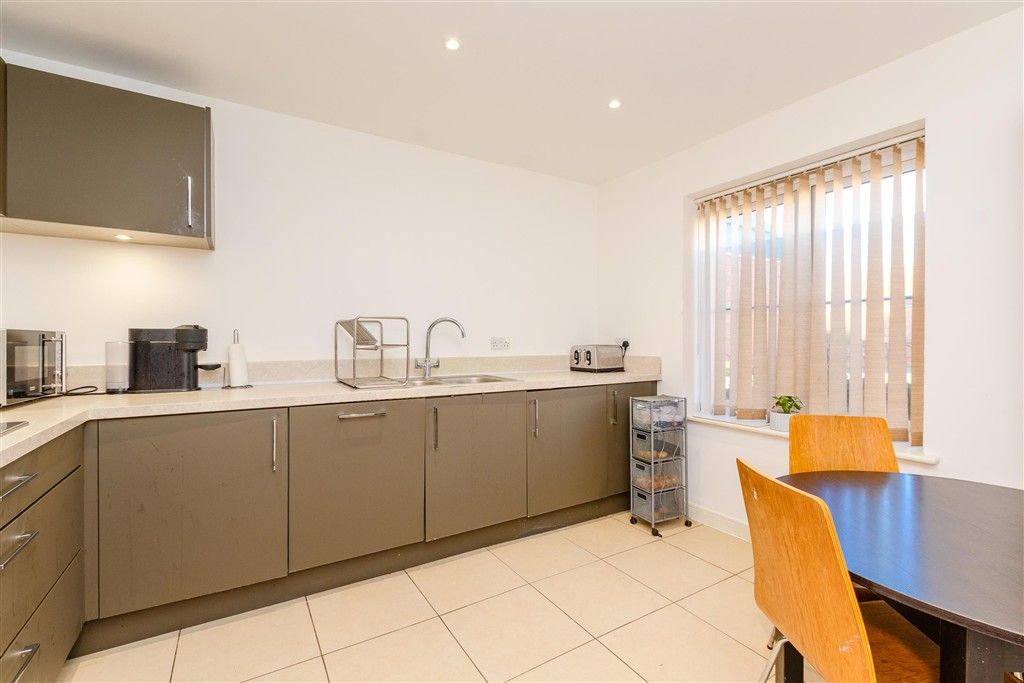 Property photo 3 of 10 Kitchen