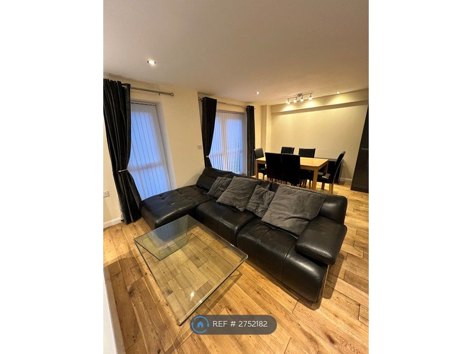 Property photo 3 of 13 Living Room / Dining Area